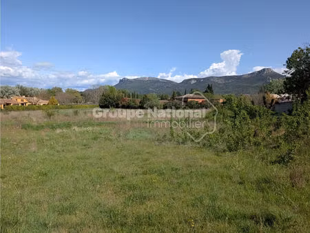 terrain à bâtir viabilisé de 2000 m² surface de plancher 200 m² à trets