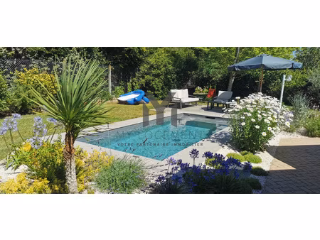 maison avec jardin dans résidence sécurisée avec piscine.