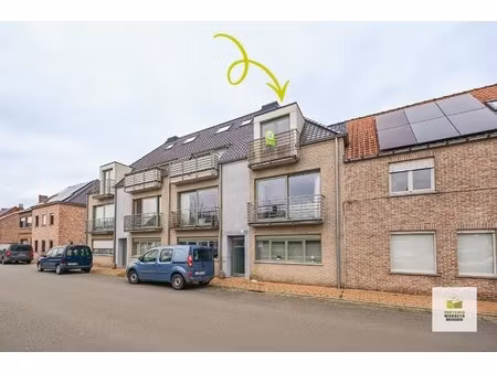 gezellig 1 slpk dakappartement met staanplaats op centrale ligging te sint-joris