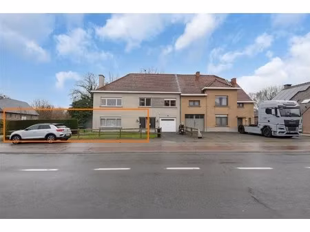 gelijkvloers appartement met garage en tuin