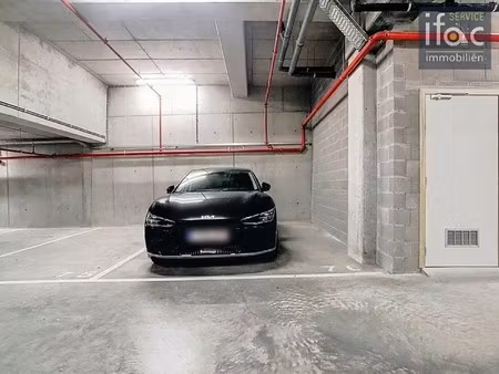 afgesloten autostaanplaats in ondergrondse parkeergarage