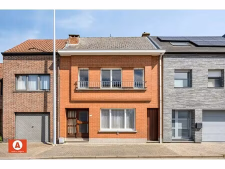 solide te renoveren burgerwoning mét doorgang in opstal