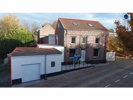 zeer ruime woning met 4 slaapkamers en 2 garages