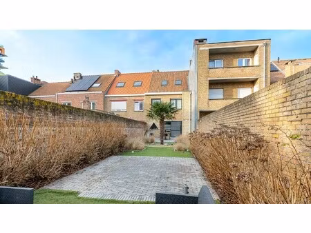 instapklare woning met zonnige tuin in het centrum van heist