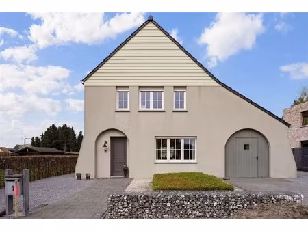 te koop: instapklare open bebouwing op een breed perceel van +13 are in heppen!