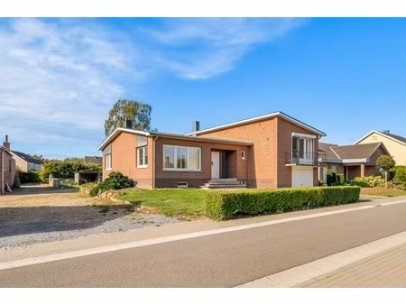 ruime gezinswoning op een perceel van 9a60ca met 4 slaapkamers en een inpandige garage nab