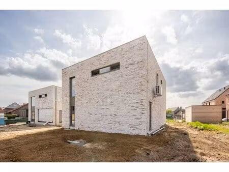 vrijstaande  rustig gelegen casco + afgewerkte woning in een moderne bouwstijl op een fraa