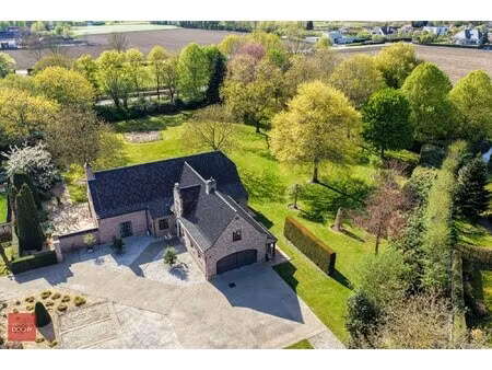 klassieke discreet gelegen villa met toegangsdreef (grens waregem)