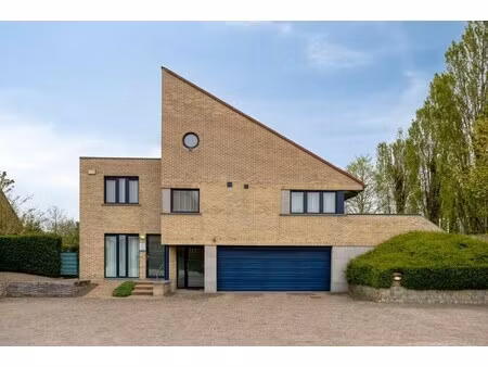 alleenstaande villa met 4 slaapkamers en tuin