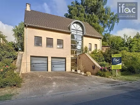 villa met 4 slaapkamers  2 badkamers  tuin en garages