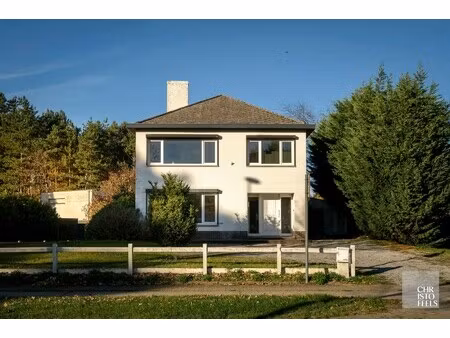 te renoveren woning met 3 slaapkamers op ruim perceel van 1.085 m²