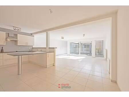 zeer ruim en lichtrijk appartement met patio en stadskoer in hartje nieuwpoort