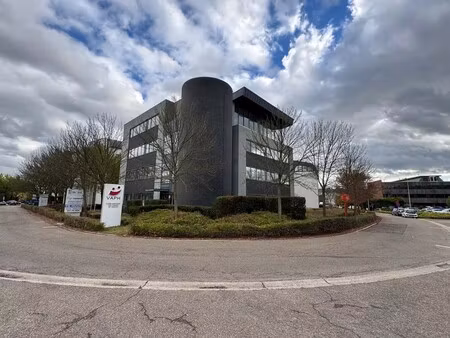 1.786 m² kantoren met 54p