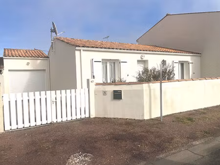 la brée-les-bains à 2 pas des commerces et des plages. calme et clé en main !