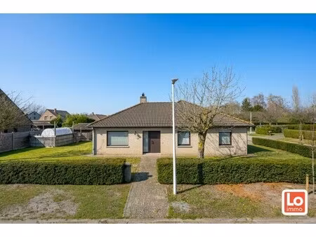 gelijkvloerse open woning met dubbele inpandige garage en zonnige tuin op een toplocatie n