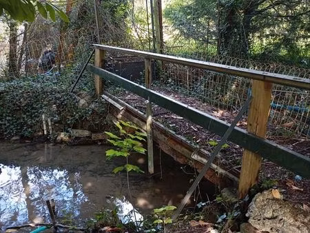 terrain plat avec ruisseau