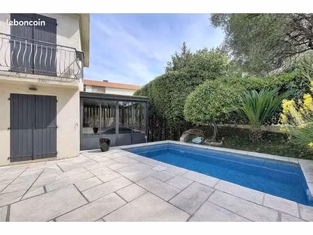 maison individuelle avec piscine à 5 minutes à pied des plages et des commerces