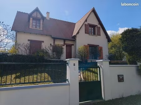 maison familiale de 134 m2  1500 m2  sur givaudins 