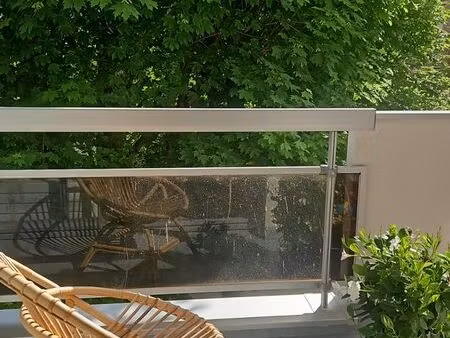 1 pièce & cuisine indépendante  grand balcon sur jardin et place parking privé couvert à b