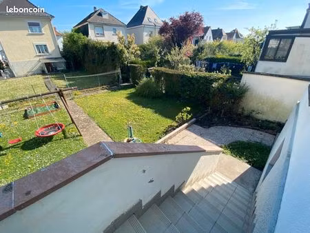 dans maison avec jardin  appartement 3 pièces rénové
