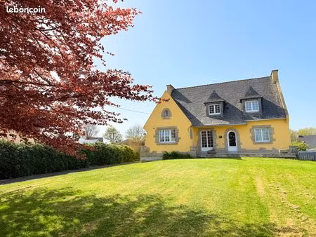 maison néo-bretonne dans écrin arboré