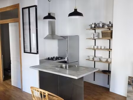 superbe t2bis meublé place des capucins