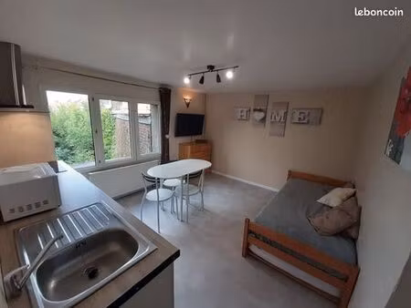 loue studio lumineux. 19m2  entièrement meublé et équipé. disponible le 14 mai