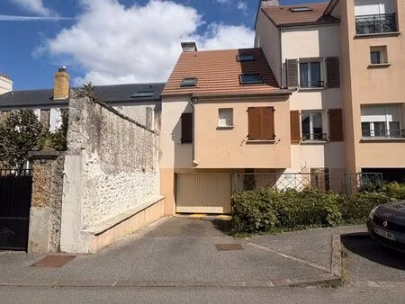 location : garage fermé 13 m² les clayes-sous-bois - 90 /mois