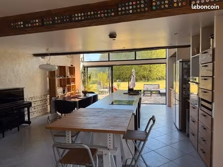 ancien moulin du xiie siècle rénové – 700 m²  5 hectares  rivière  fort potentiel