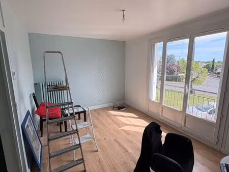 appartement t3 60 m² avec balcon – descartes – proche centre-ville