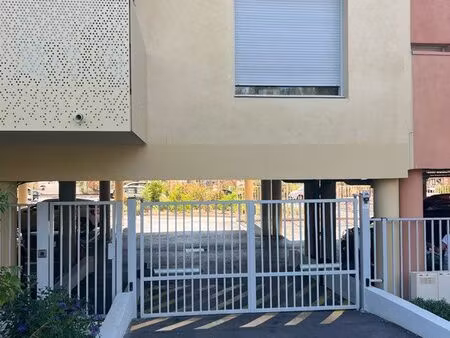 parking abrité dans résidence sécurisé