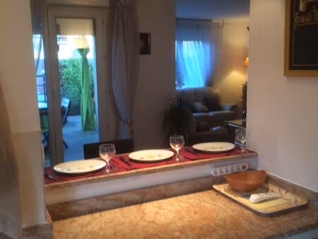 propose à niort belle chambre avec sa salle de bains et wc