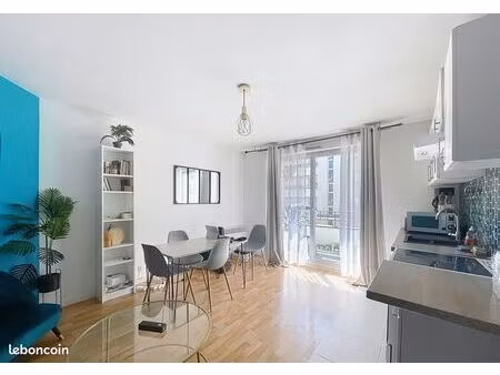 chambre disponible – 2 min à pied du rer a