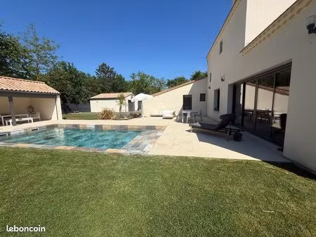 maison rénovée 241m2 de surfaces utiles/piscine/ garage/ pool house/1600m2 de terrain