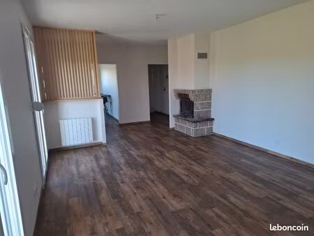 ? maison rénovée avec sous-sol – 3 chambres – terrain clos