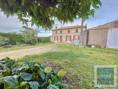 maison de caractère  5 chambres  dépendances et jardin clos.