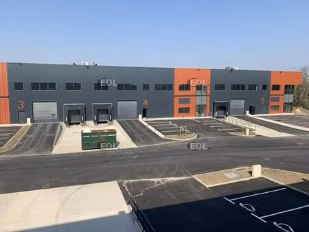 location entrepôt 1 200 m² à 1 527 m²