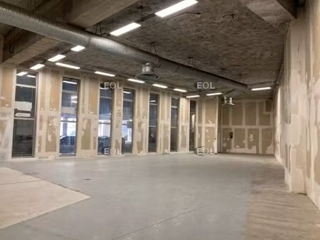 location local d'activités 596 m²