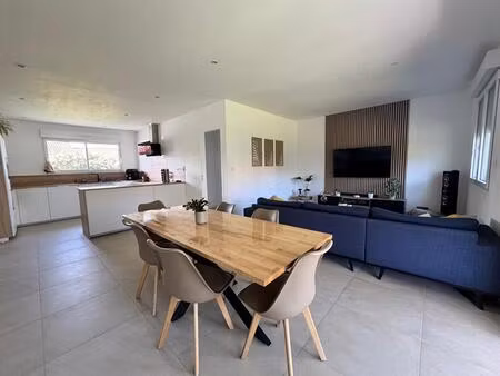 proche centre de bassens  au calme d'une impasse en lotissement. maison rénovée avec jardi