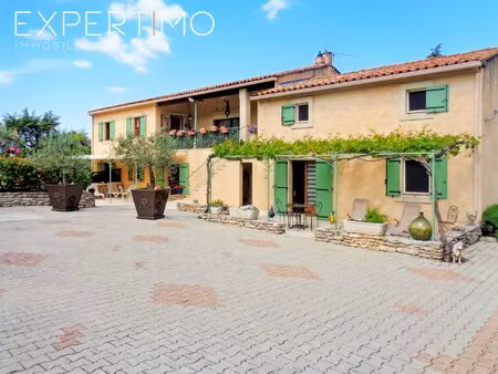 appartement 45m2 avec terrasse et vue sur bonnieux  copropriété avec piscine et parking...