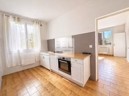 maison de village dotée d'un cour intérieure