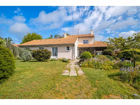 exclusivité square habitat - maison familiale avec dépendances à pornic.