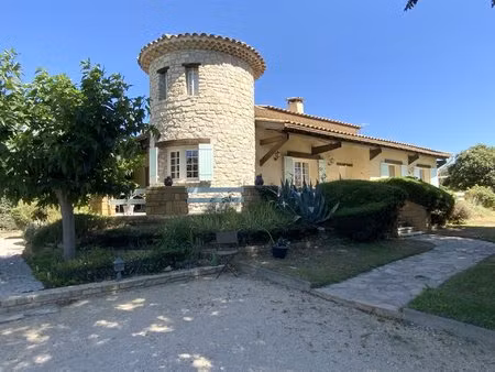 villa cossue située à uzès avec terrain de 1400 m2 avec piscine.