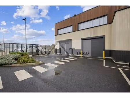 location entrepôt 143 m² à 379 m²