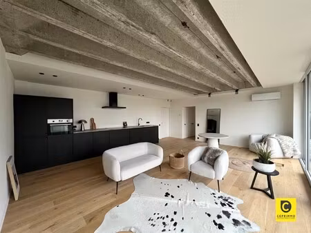 volledig gerenoveerd 2-slk appartement met ruim terras en garagebox te berchem!