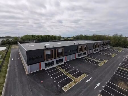 location local d'activités 402 m²