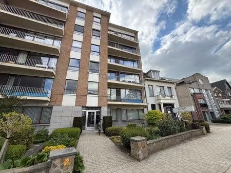 ruim 2-slaapkamerappartement met garage nabij de sterre