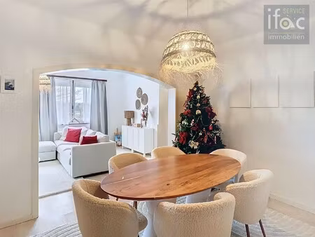 mooi appartement met terras in een klein gebouw.