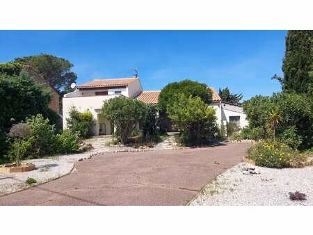 treilles  villa 4 faces de 160 m2 avec piscine et joli jardin proche des plages.