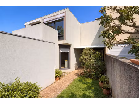 maison des années 80 aux lignes géométriques et structurée '